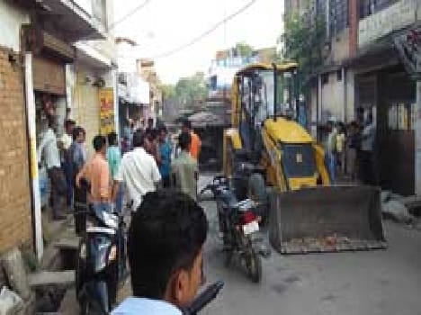 Encroaching on the road at the houses went bulldozer