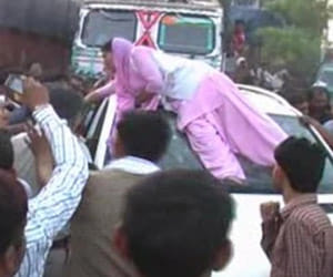 bodygaurd of SP politician misbehave with ladies