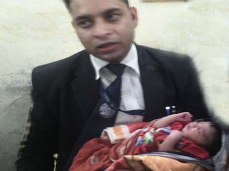 five days innocent left by a man in  agra