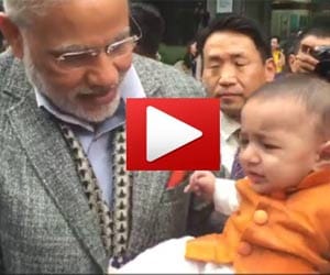 PM Modi connecting with people in Seol.