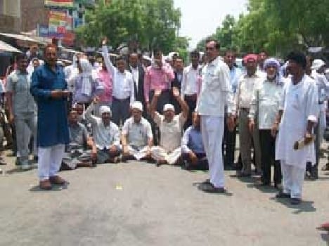 The lawyer put out on the street jam, protesting