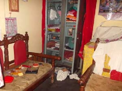 Two houses invaded by thieves , captured millions Goods