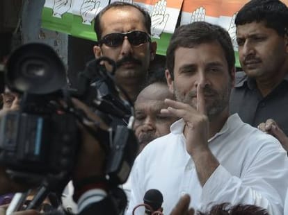 smriti irani aggressive on gandhi family in amethi