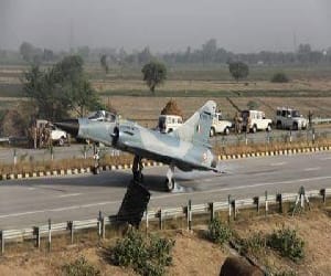 fighter plane will land on agra lucknow express way