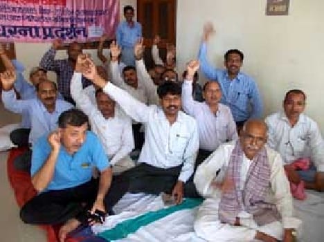 Health workers picket