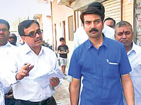 Delhi minister's brother attending meeting and ordering officer