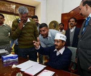 Kejriwal officers are not with him in delhi 