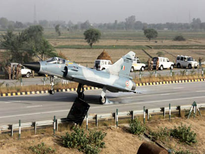  When the plane landed on the expressway, the story changed.