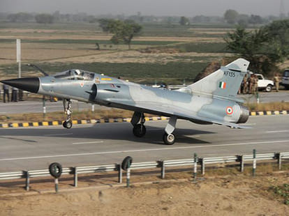  When the plane landed on the expressway, the story changed.