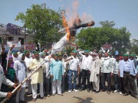 BKU blew the effigy of Petroleum Minister