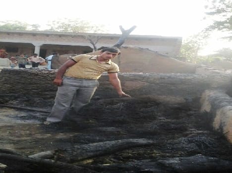 Malik Smspur in Ftta Three charred house , six cattle dead