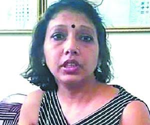 clash between woman staff and officer in DEO office