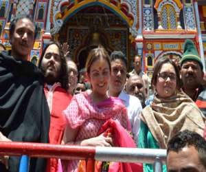 mukesh amabani family pray for mumbai indians victory.