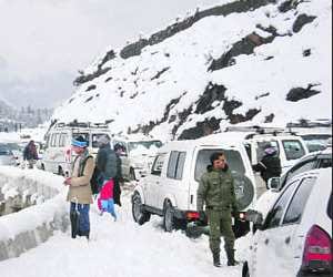 planning your vacation at rohtang, read important facts.