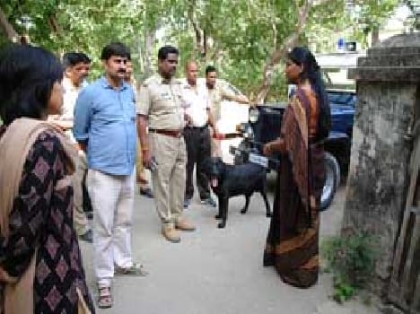 In an hour six lakh goods taken soon embraced thief