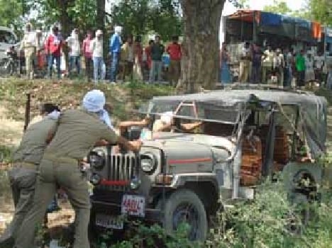 Jeep fell into the pit, five injured