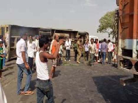 Fired roadways bus filled with passengers , 15 injured