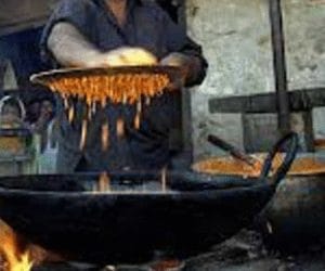 Halwai will throw in hot oil in raibareli