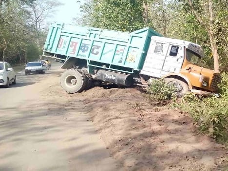 Pit entered five tourist vehicle and a dumper