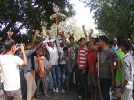 Congress blew effigy of Minister of Transport