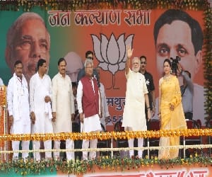 real heros of modi show ignored on stage