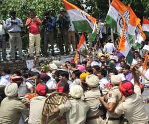 police lathicharge on comgress mp and pla in ludhiana