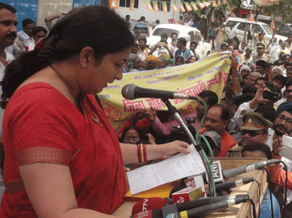 congress blame smriti irani knowledge