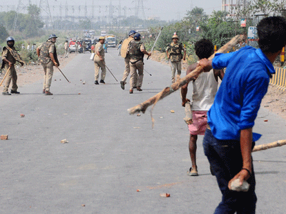 police and common people face to face in lucknow