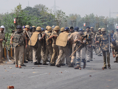 police and common people face to face in lucknow