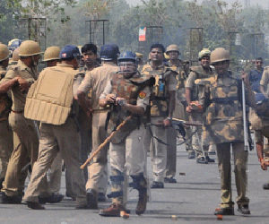police and common people face to face in lucknow