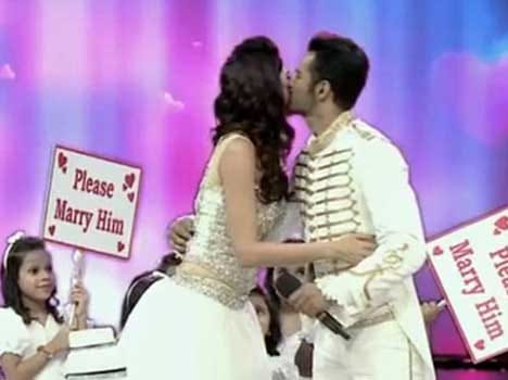 Upen Patel goes down on his knees for Karishma Tanna