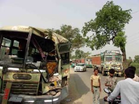Clashed with truck roadways bus stand, six injured