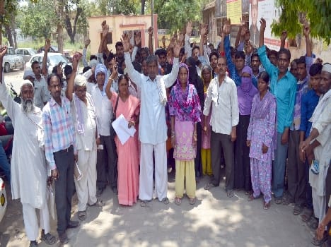 CPI against police Male Performance , protesting