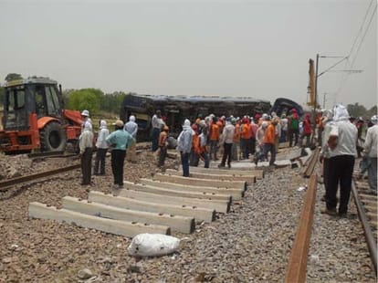 two coolie save big rail accident at yamunanagar