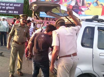 dacoits fires on policemen near agra