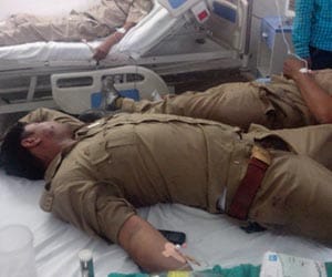 dacoits fires on policemen near agra