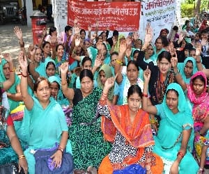 Bielo duty protest Anganbadi roared in salutation of personnel