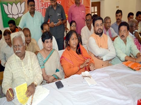 ‘desh lutthat raha aur manmohan gaandhari bannai rahai’