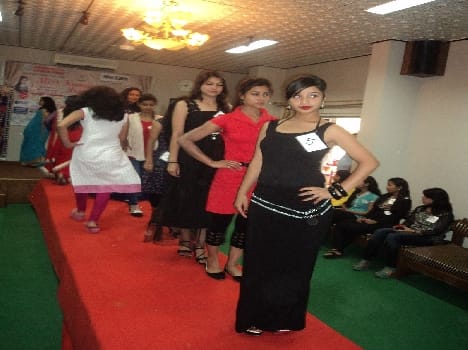 Young women scattered vigor on the ramp