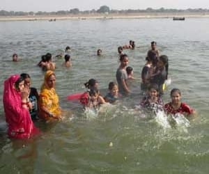 bathing in river is dangerous here