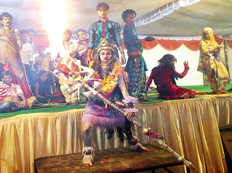 The audience got up dancing on Dancing Peacock peahen