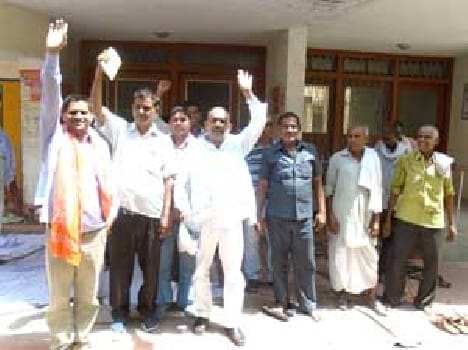 Employee protest over beaten of XEN 