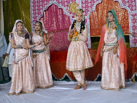 Krishna 's Leelaan Looking infatuated devotees