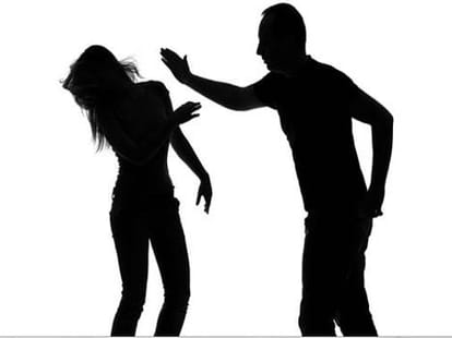 Why the young man started beating his girlfriend on the street?