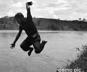Couple jumps into canal.