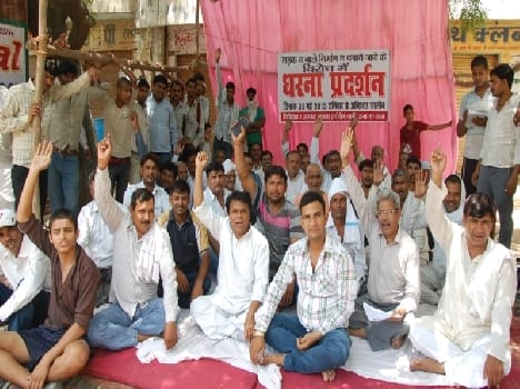 protest against nagar nigam in firozabad