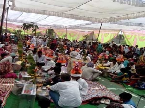 Madhupur fifteen in the hands of poor girls in yellow