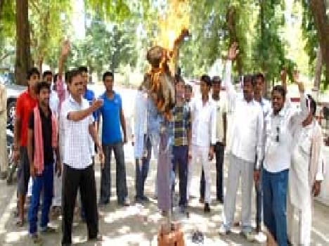 Villagers burns effigy of administration