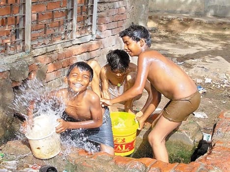 The suffering the scorching heat , the temperature reached 44.7 degrees