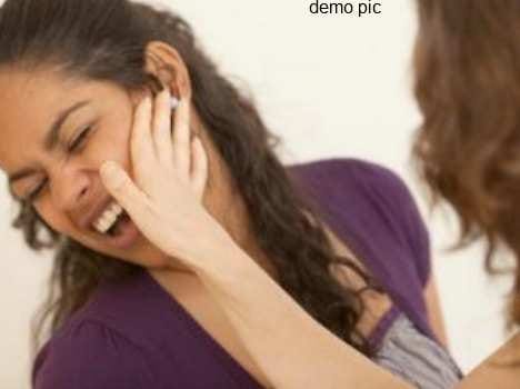 women slap homegaurd in yamuna barrier.